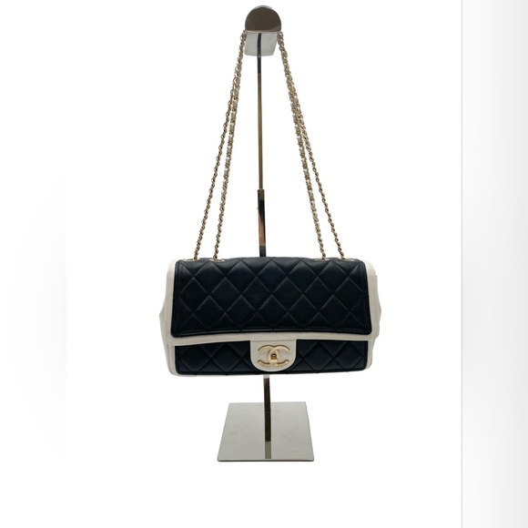 ✨$3899✨ Chanel Quilted Graphic Flap Bag - Picture 2 of 8